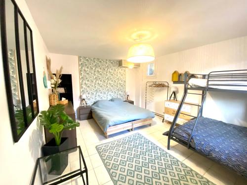 a bedroom with a bed and a bunk bed at CAP SUD 83 APPART VUE MER 200m plages in Hyères
