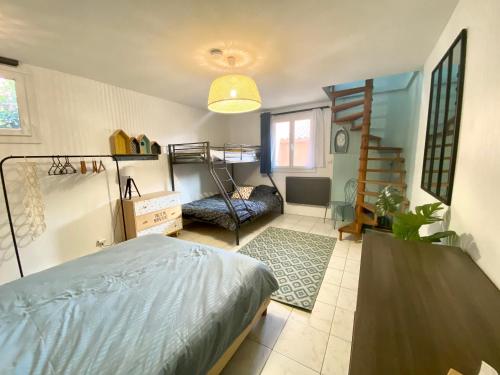 ein Schlafzimmer mit einem Bett und einer Treppe in einem Zimmer in der Unterkunft CAP SUD 83 APPART VUE MER 200m plages in Hyères