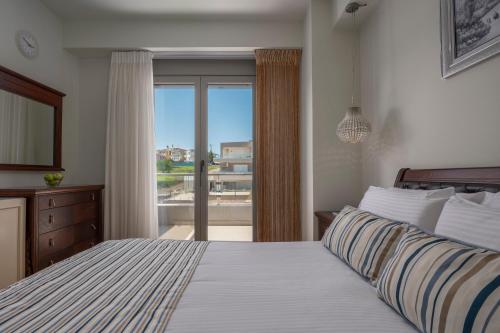 Sea Wind Luxury Villa with Private Heated Pool Kassandra Halkidiki tesisinde bir odada yatak veya yataklar