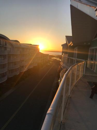 vistas a la puesta de sol desde el balcón de un hotel en Beautiful Condo en Ocean City