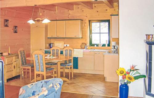 kuchnia i jadalnia ze stołem i krzesłami w obiekcie Schoenes Ferienhaus w mieście Radenthein