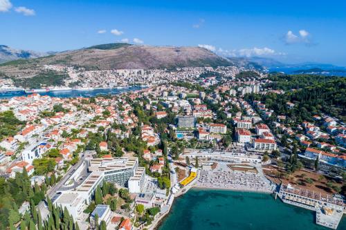eine Luftansicht einer Stadt mit Hafen in der Unterkunft Apartman Knego with parking in Dubrovnik