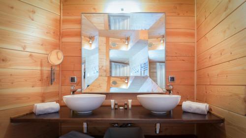 baño con 2 lavabos y espejo grande en Savoyard - Chalet - BO Immobilier, en Châtel