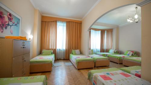 Ένα ή περισσότερα κρεβάτια σε δωμάτιο στο Lviv Euro Hostel