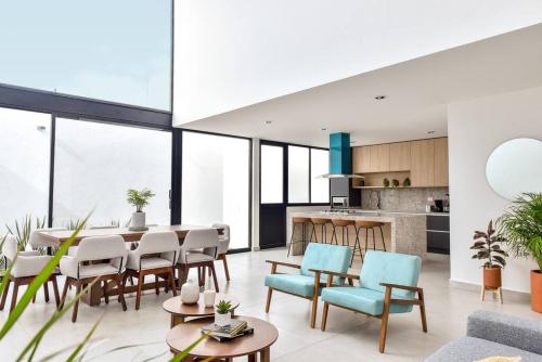 a dining room and kitchen with a table and chairs at Casa con Vista al Cielo in Aguascalientes