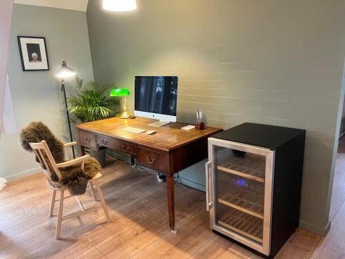 an office with a desk with a computer on it at Større luksus Hus ved Assens in Assens