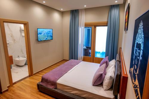 - une chambre avec un lit et une salle de bains dans l'établissement 6 Milje Hotel, à Ksamil