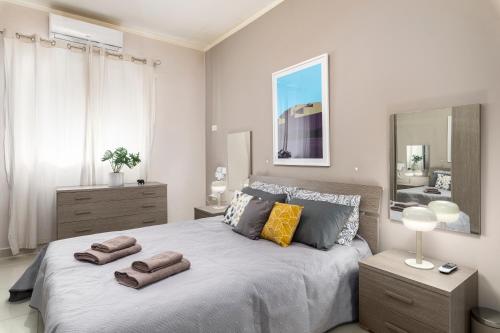 Postel nebo postele na pokoji v ubytování Chic, Modern & Spacious 2BR Apartment close to the sea - Marsaskala