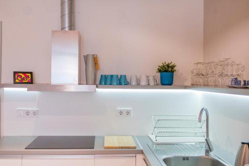 - une cuisine blanche avec un évier et une baignoire dans l'établissement Casa Dolce Far Niente, 2BATH&2BED, à Sofia