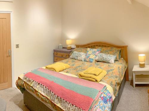 sypialnia z łóżkiem z 2 poduszkami w obiekcie Primrose Cottage w mieście Winewall