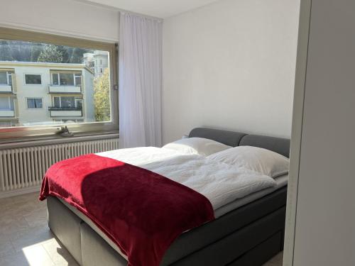 Cama en habitación con ventana en Luxus City Apartment en Baden-Baden