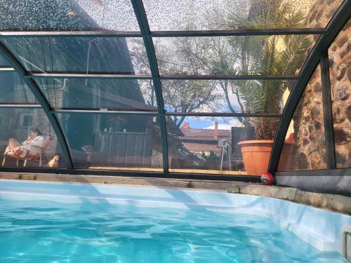una ventana con vistas a la piscina en Thermae D'Olimpia & SPA - Adults Only 14 Plus, en Băile Herculane