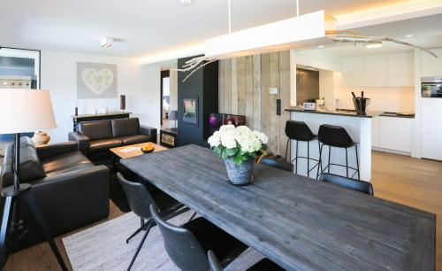 comedor y sala de estar con mesa y sillas en Casa Dunas, en Middelkerke