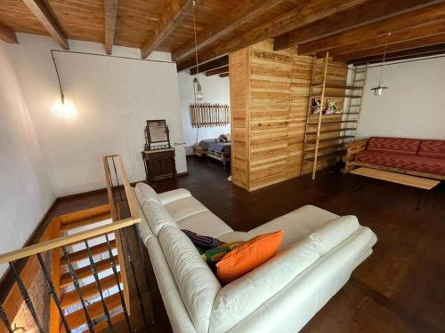 un soggiorno con divano bianco e cuscino arancione di Villa Dema a Soleto