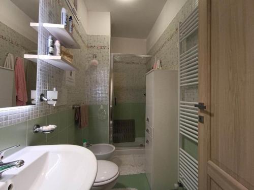 W łazience znajduje się umywalka, toaleta i prysznic. w obiekcie Casa Vacanza Samantha - Otranto w mieście Otranto