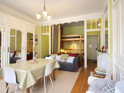 un salon avec un lit, une table et des chaises dans l'établissement Studio 4 personnes hyper centre Mont-Dore avec balcon et wifi - FR-1-608-69, à Le Mont-Dore