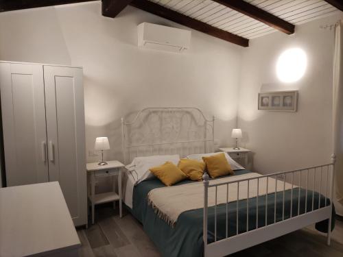 Un dormitorio con una cama con almohadas amarillas. en Affittacamere Ca der Culunellu, en Soviore