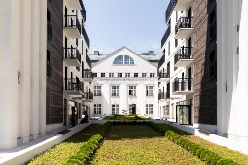 Premium Designer Apartment - Quiet and Central