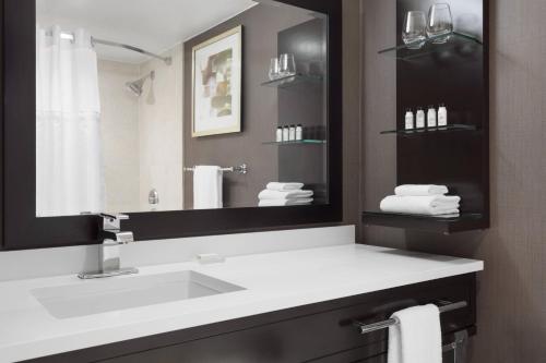 baño con lavabo y espejo grande en Delta Hotels by Marriott Baltimore North, en Baltimore