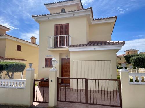 une maison avec un portail et une clôture dans l'établissement Los Alamos Somhome, à Peñíscola