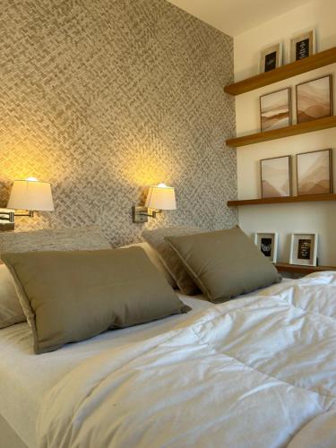 コクセッドにあるPenthouse Williamのベッドルーム1室(大きな白いベッド1台、枕2つ付)