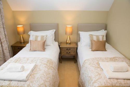 twee bedden naast elkaar in een slaapkamer bij River Cottage, Keswick in Keswick