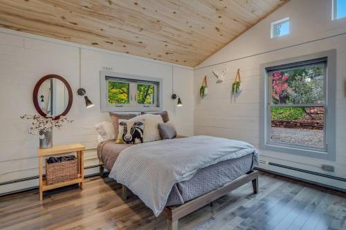 1 dormitorio con cama y techo de madera en Cozy Modern House seconds from Roaring Fork River, en Glenwood Springs