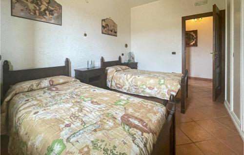een slaapkamer met 2 bedden in een kamer bij Lovely Home In Rotondellabasilicata With Wifi in Piano di Santa Laura