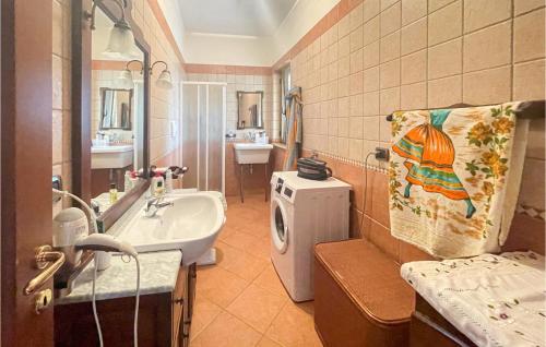 een badkamer met een wastafel en een wasmachine bij Lovely Home In Rotondellabasilicata With Wifi in Piano di Santa Laura