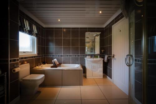 y baño con aseo, lavabo y bañera. en Balmridge House, Loch Ness, Bed & Breakfast en Drumnadrochit