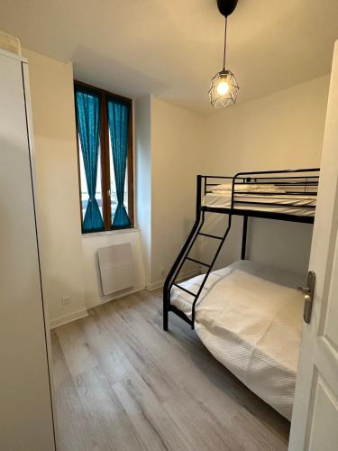 מיטה או מיטות בחדר ב-Appartement spacieux - proche centre et therme
