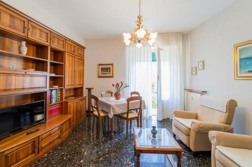 uma sala de estar com um sofá e uma mesa em 104 - Casa Tulipano Riva Trigoso, a due passi dal mare - Posto auto privato gratis em Riva Trigoso
