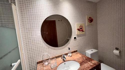 y baño con lavabo y espejo. en Apartamentos LOS TULIPANES en Salou