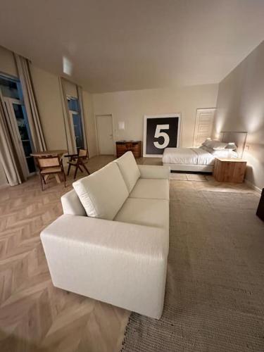 een woonkamer met een witte bank en een bed bij Downtown collection apartments in Funchal