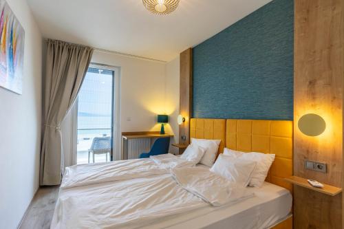 1 dormitorio con cama blanca y vistas al océano en Sunset Resort 507 en Fonyód
