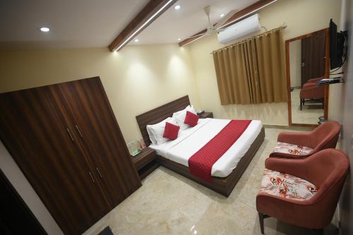 1 dormitorio con 1 cama y 1 silla en ROYAL MANSION en Muzaffarpur