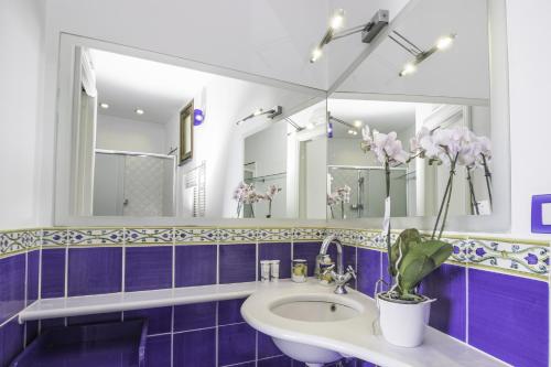 a bathroom with a sink and a mirror at Via Col Vento in Ravello