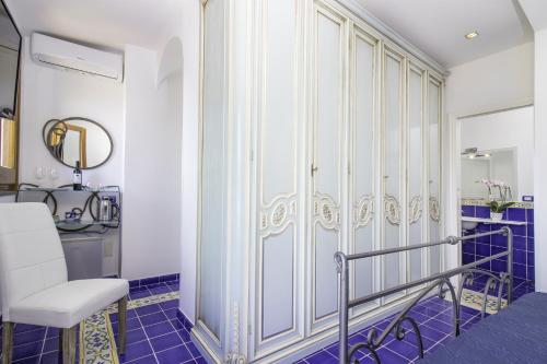a room with a white closet with blue tiles at Via Col Vento in Ravello