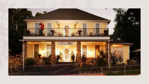 Gallery image of Historic Branson Hotel - Horseshoe Room with King Bed - Downtown - FREE TICKETS INCLUDED in Branson