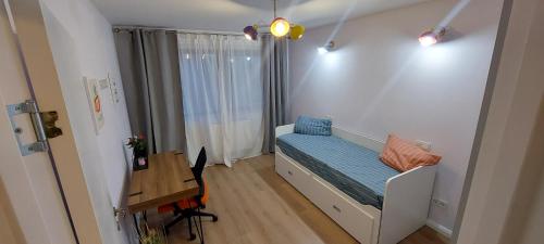 um pequeno quarto com uma cama e uma secretária em Matei Apartments em Baia Mare