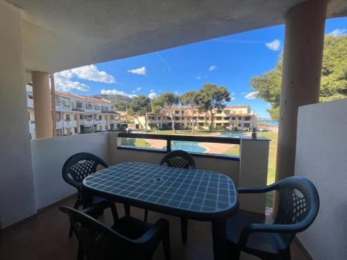 a table and chairs on a balcony with a view at Residencial Alcanar Costa in Alcanar