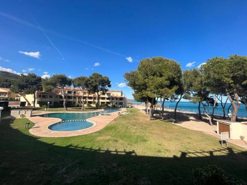 a resort with a swimming pool next to the ocean at Residencial Alcanar Costa in Alcanar