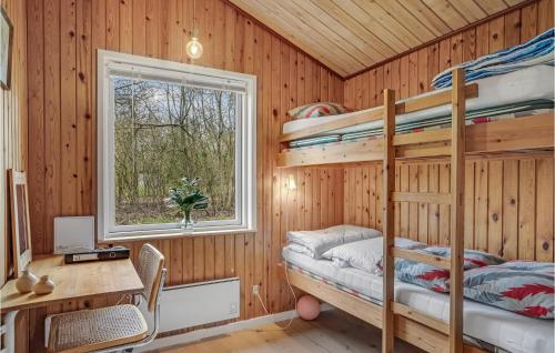 1 dormitorio con literas, escritorio y ventana en Nice Home In Spttrup With Kitchen, en Spottrup