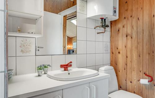 y baño con lavabo y aseo. en Nice Home In Spttrup With Kitchen, en Spottrup