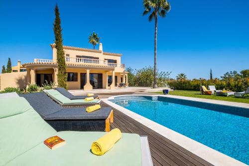 アルブフェイラにあるVilla Oasis Del Mar by Algarve Vacationのスイミングプール付きのヴィラ、家