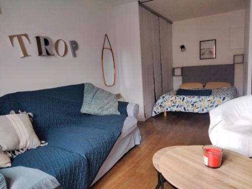 un salon avec un canapé et une table dans l'établissement Appartement coeur de Saint-Tropez, à Saint-Tropez