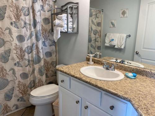 een badkamer met een wastafel en een toilet bij Summer House 703B by ALBVR - Great Beachfront Condo with Oversized Balcony & Amazing Views! in Orange Beach