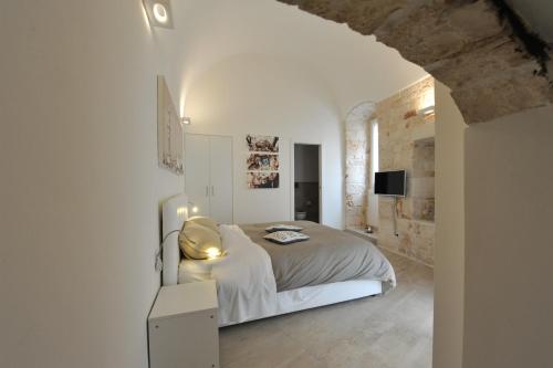 um quarto com uma cama num quarto branco em B&B Aurelia em Turi