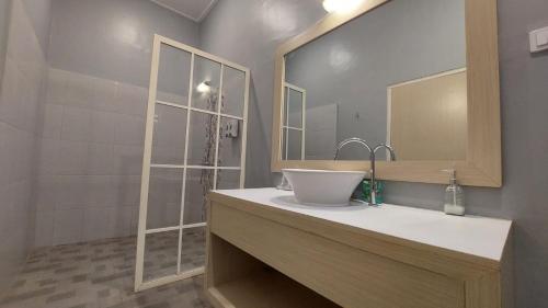 y baño con lavabo y espejo. en Cosè Gili Beach Resort, en Gili Trawangan