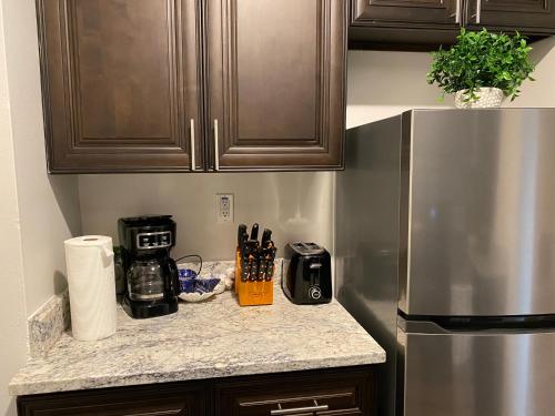 Una cocina o zona de cocina en Sophisticated studio apartment in Gadsden, AL